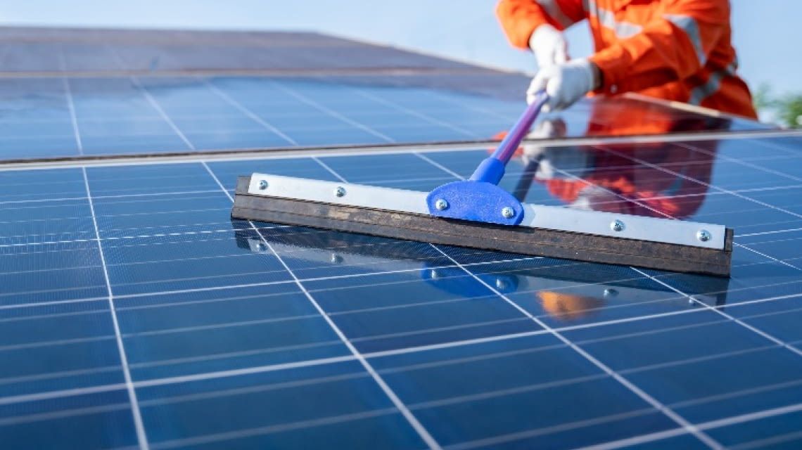 Solaranlage reinigen: Mit diesen Tipps Ertragseinbußen vermeiden