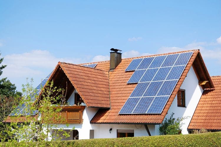 Kauf oder Miete: Was ist bei der Solaranlage sinnvoller?