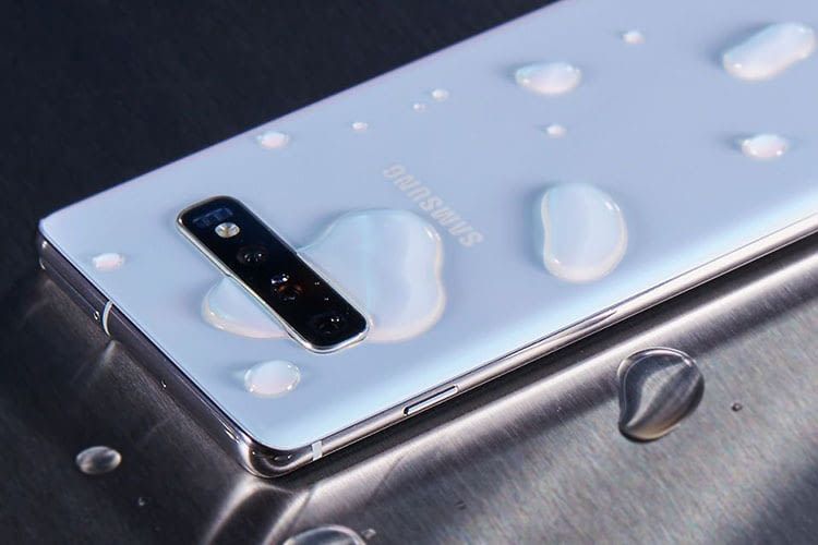 La nuova serie di smartphone Samsung Galaxy S10 è impermeabile secondo la classe di protezione IP68