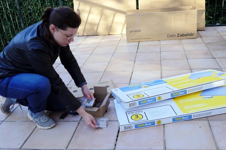 In questo test della centrale elettrica da balcone, abbiamo utilizzato un supporto per tetto piano per la terrazza