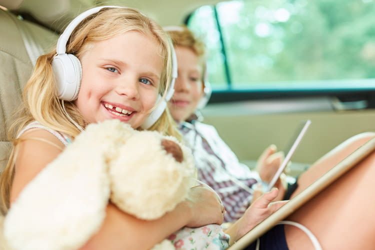 Ci sono anche audiolibri emozionanti per bambini che addolciscono i lunghi viaggi in auto, ad esempio