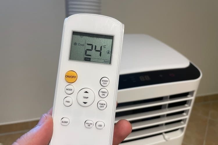 Die Klimaanlage kann am Gerät und per Fernbedienung bedient werden