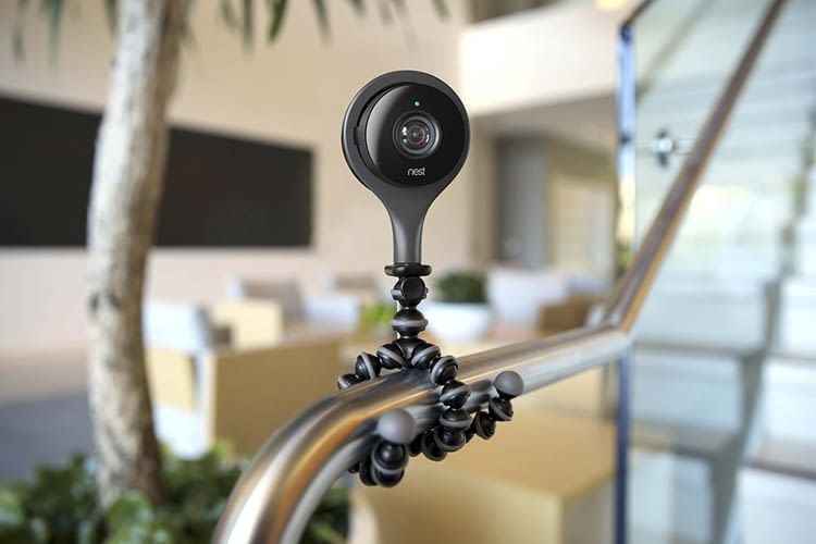 Nest Cam Indoor può essere montata in modo flessibile praticamente ovunque