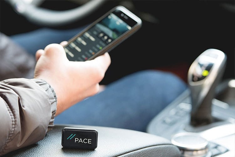 Il piccolo adattatore PACE aggiunge funzioni intelligenti all'auto normale