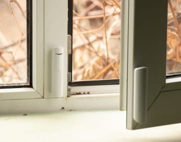 Mit einem Tür- und Fenstersensor schützen Nutzer nicht nur ihr Haus, sondern auch die Umwelt.